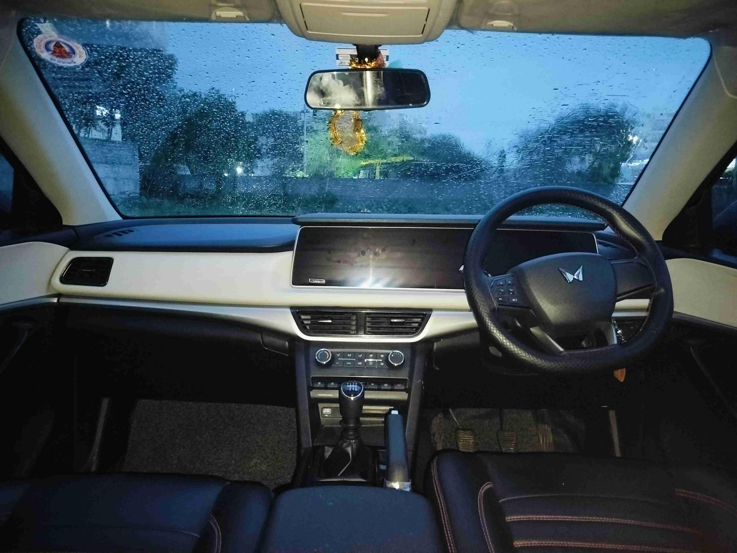 mahindra xuv 700 diesel view 2