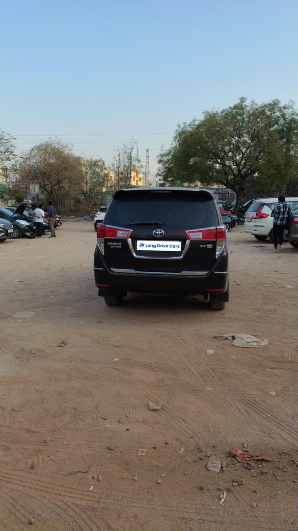innova crysta diesel view 3